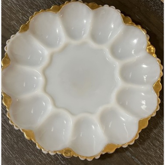 Vintage Anchor Hocking milk glass White w/gold trim Scalloped deviled egg plate - Picture 7 of 7